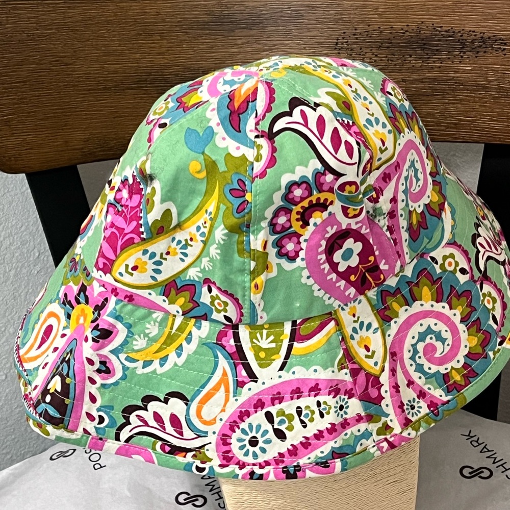 VERA BRADLEY NWOT AUTHENTIC TUTTI FRUTTI GREEN PAISLEY REVERSIBLE BUCKET HAT